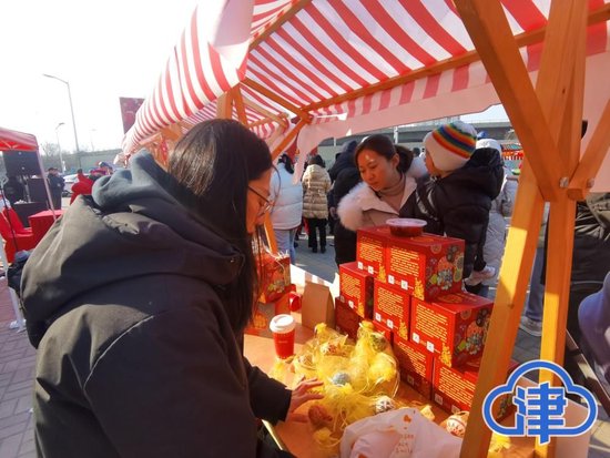 这场办在居民家门口充满“烟火气”的集市暖意流动……