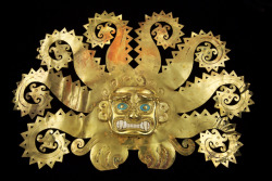 Octopus Frontlet, 300–600, Moche culture; gold, chrysocolla, shells. Museo de la Nación, Lima, Peru, MN-14602. Ministerio de Cultura del Perú