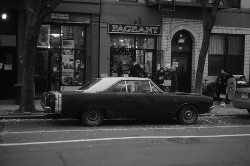 “and i never buy umbrellas, ‘cause there’s always one around”
east village, nyc.
(Fuji X-T1)