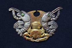 Nose ornament, about 400, Unknown artist. Moche. Gold, silver; 4.4 × W:  6.7 × D:  0.3 cm (1 3/4 × 2 5/8 × 1/8 in.). Museo Cao, Ministerio de Cultura del Perú. Foto: Fundacion Augusto N. Wiese