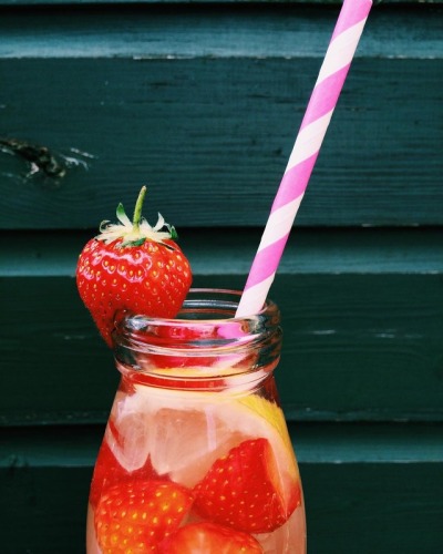 Wishing for the weekend, but it’s days away? Refresh & treat yourself on a dime by adding freshly sliced fruit to your water 🍋🍓
It’s not a tropical getaway, but if you close your eyes it just might feel like it.😉