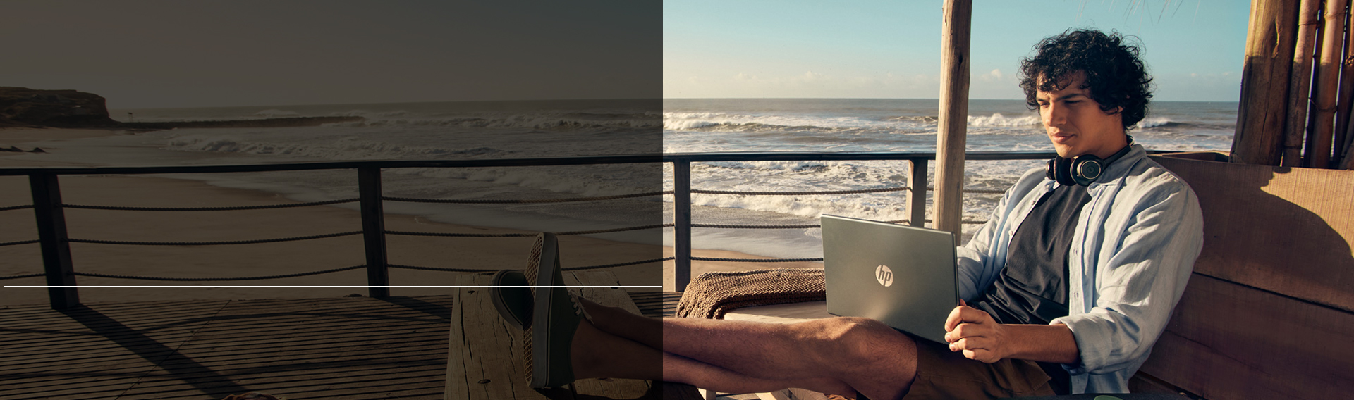 Fotografía de una chico en la playa con una notebook HP pote...