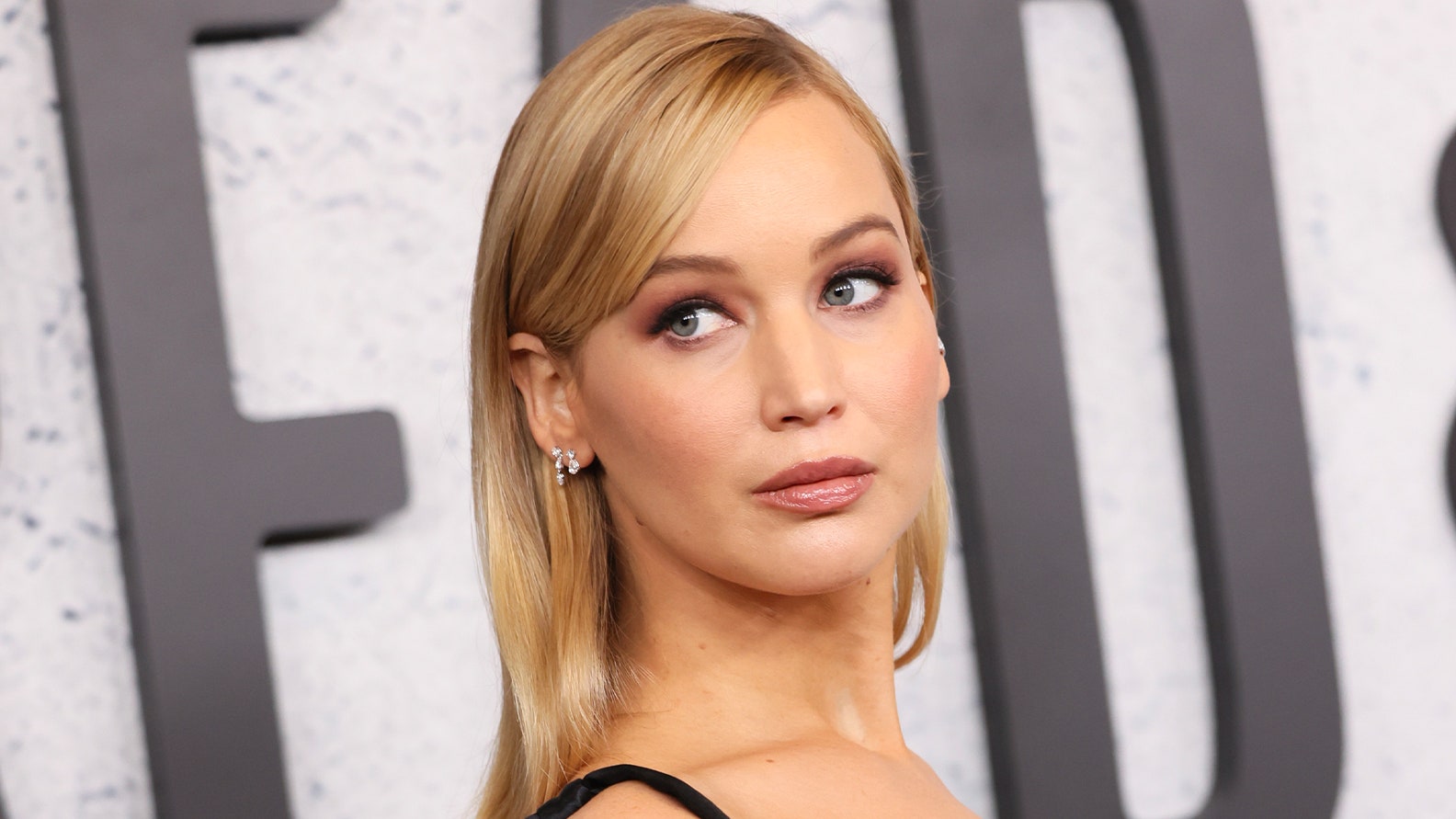 Jennifer Lawrence’ Baby-Bauch-Look auf dem Red Carpet zeigt: So easy wird der virale Transparenz-Trend tragbar