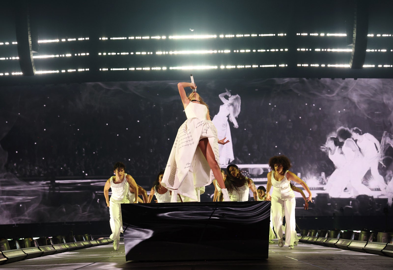 PARIS FRANCE  MAY 09  Taylor Swift performs onstage during Taylor Swift | The Eras Tour at La Defense on May 09 2024 in...