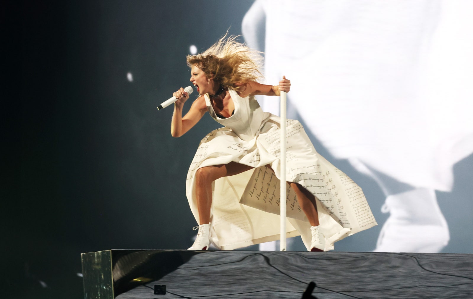 PARIS FRANCE  MAY 09  Taylor Swift performs onstage during Taylor Swift | The Eras Tour at La Defense on May 09 2024 in...