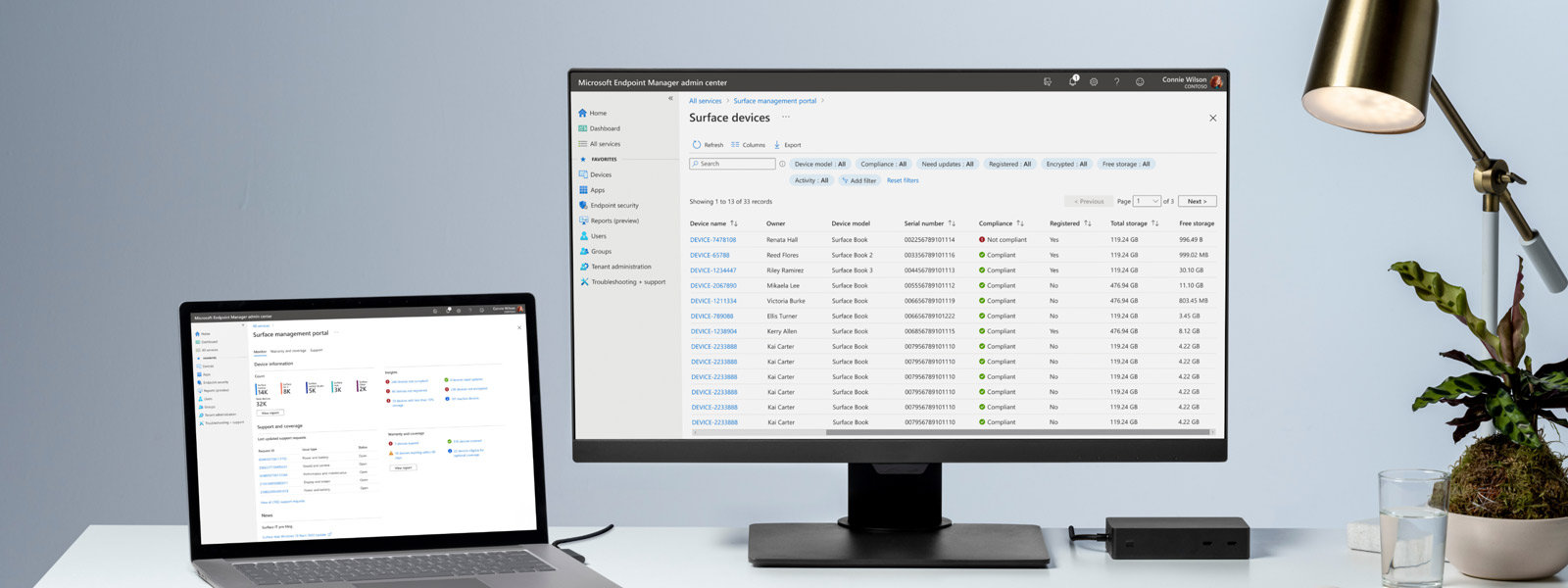 Een bureau met een Surface-apparaat en een monitor die een beheerinterface op het scherm toont