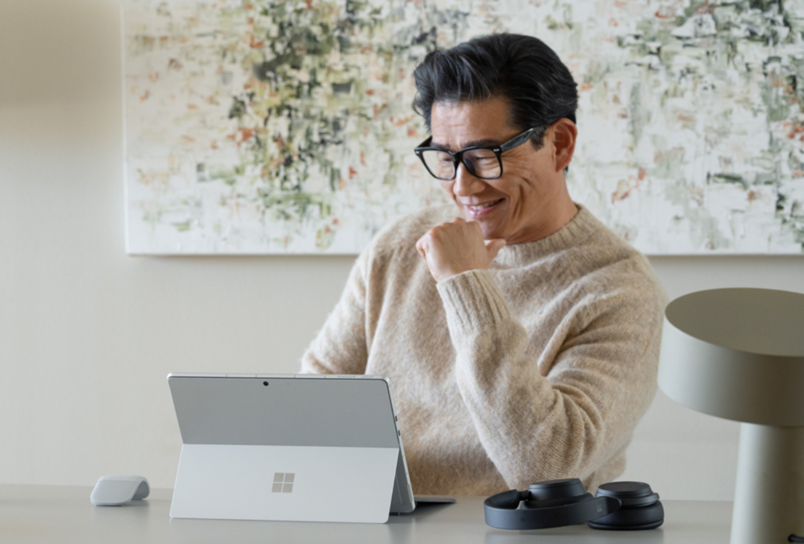 Man zit aan een bureau met Surface-apparaat