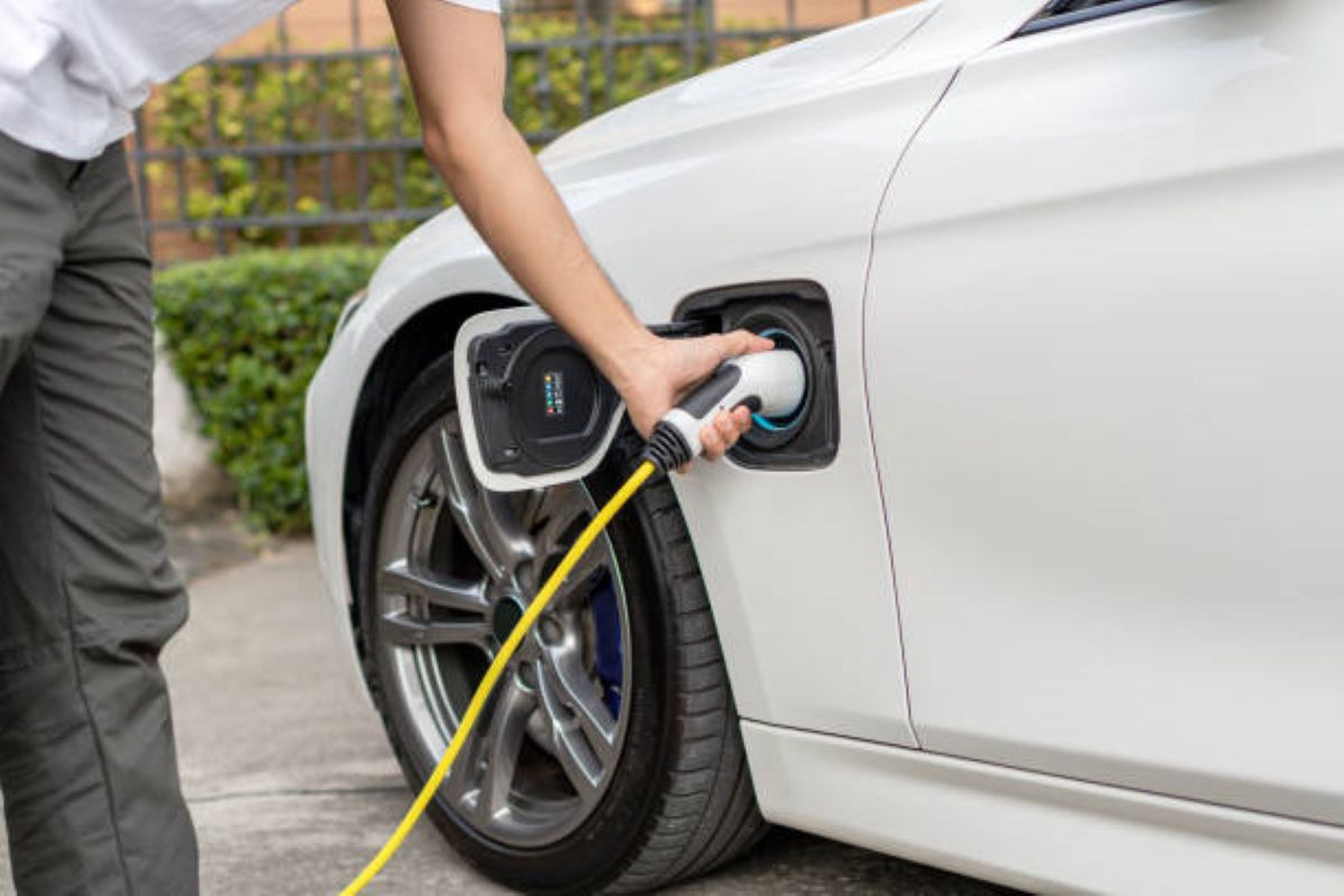 Coche eléctrico cargando