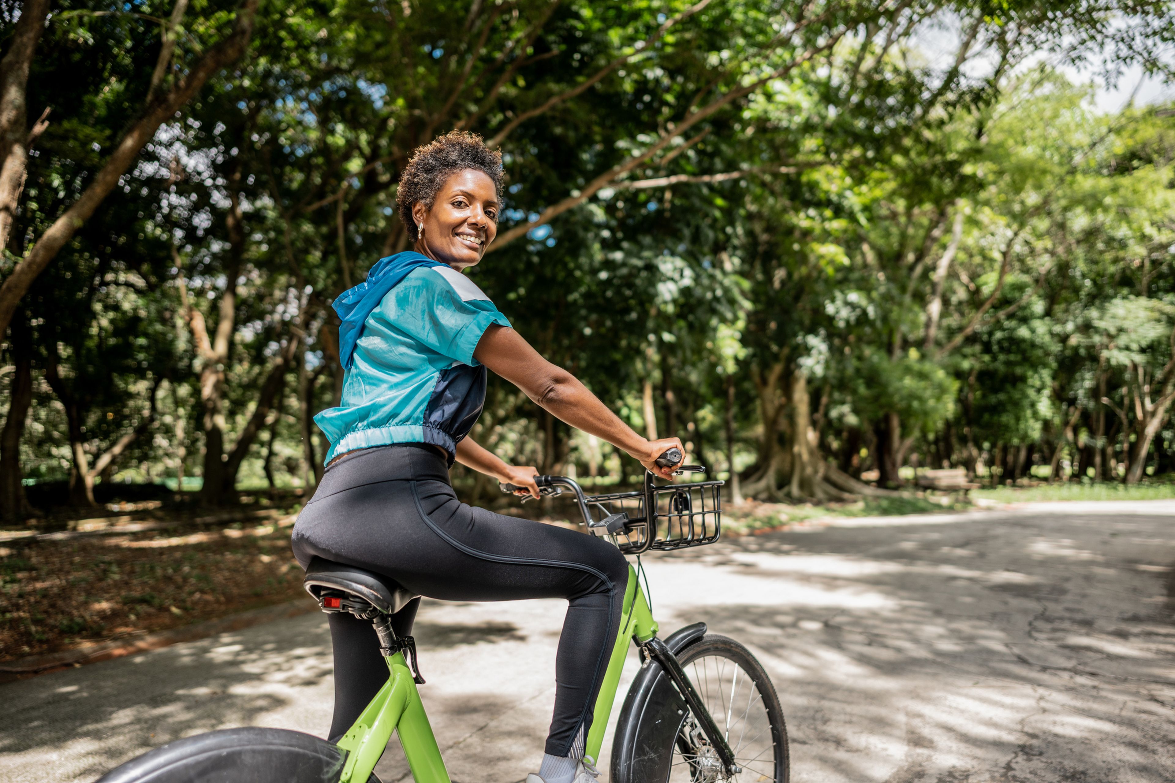 mujer montando en bici, ejercicio, vida saludable