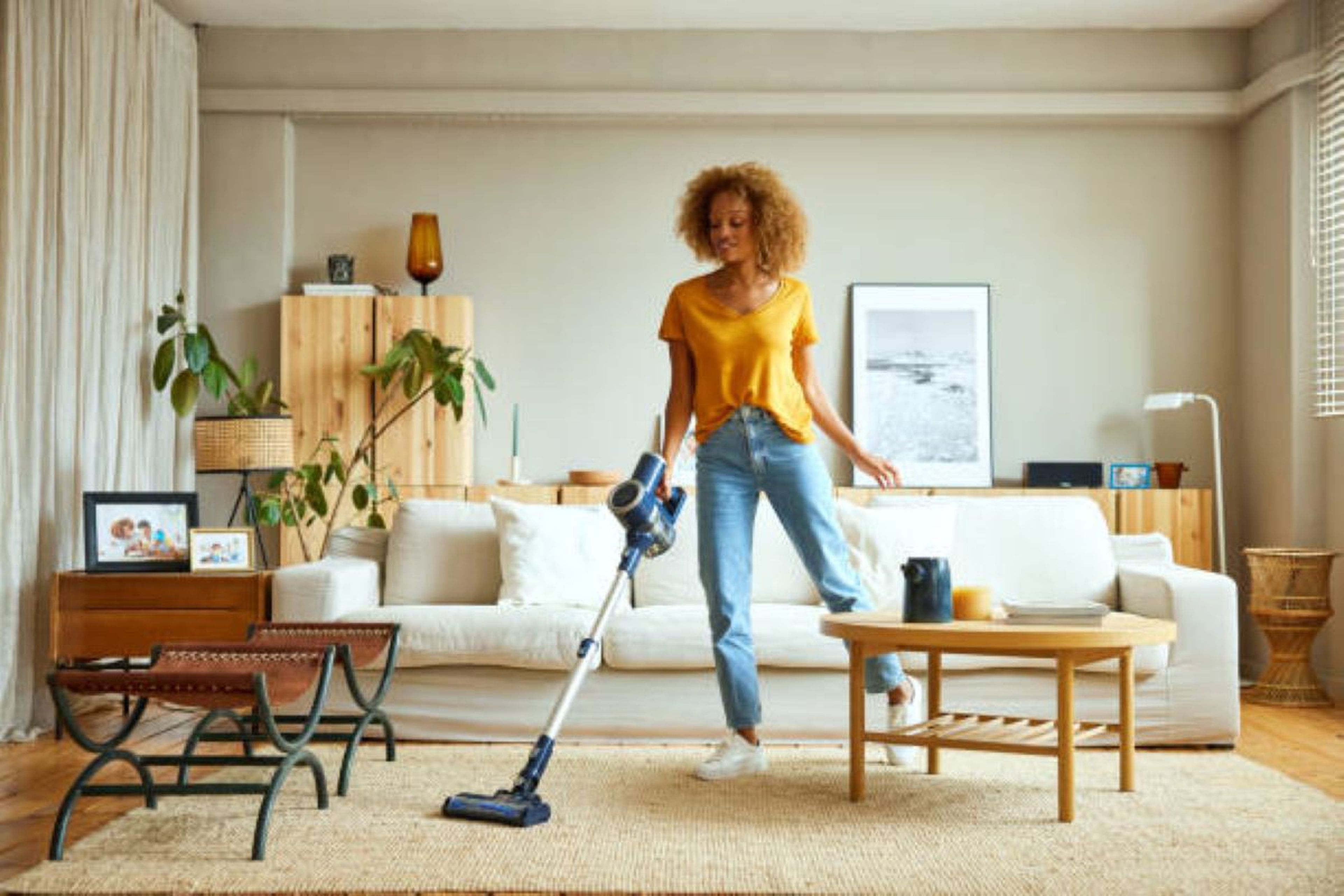 Mujer ordenando su casa