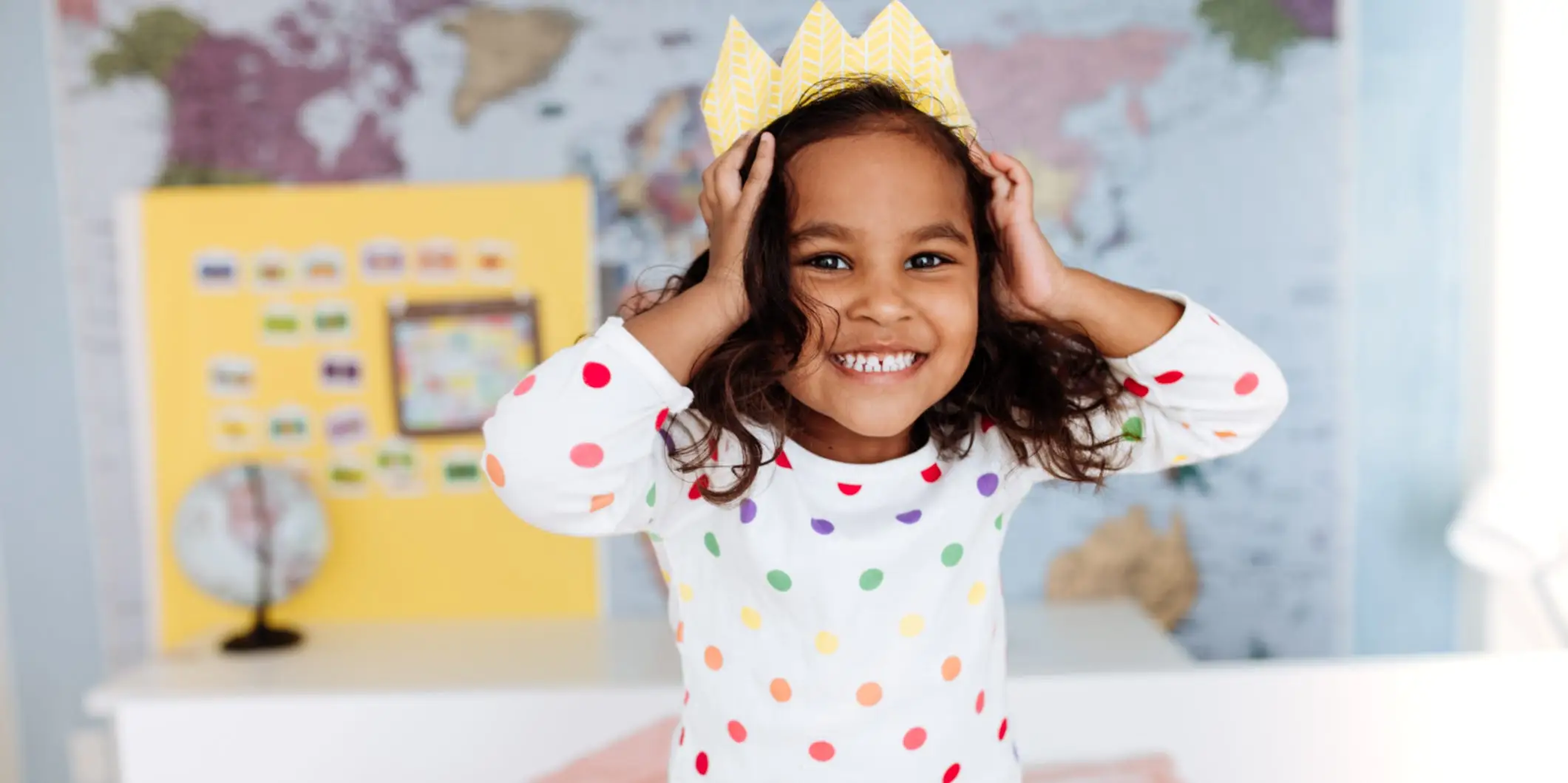 Niña feliz pregunta por dinero.