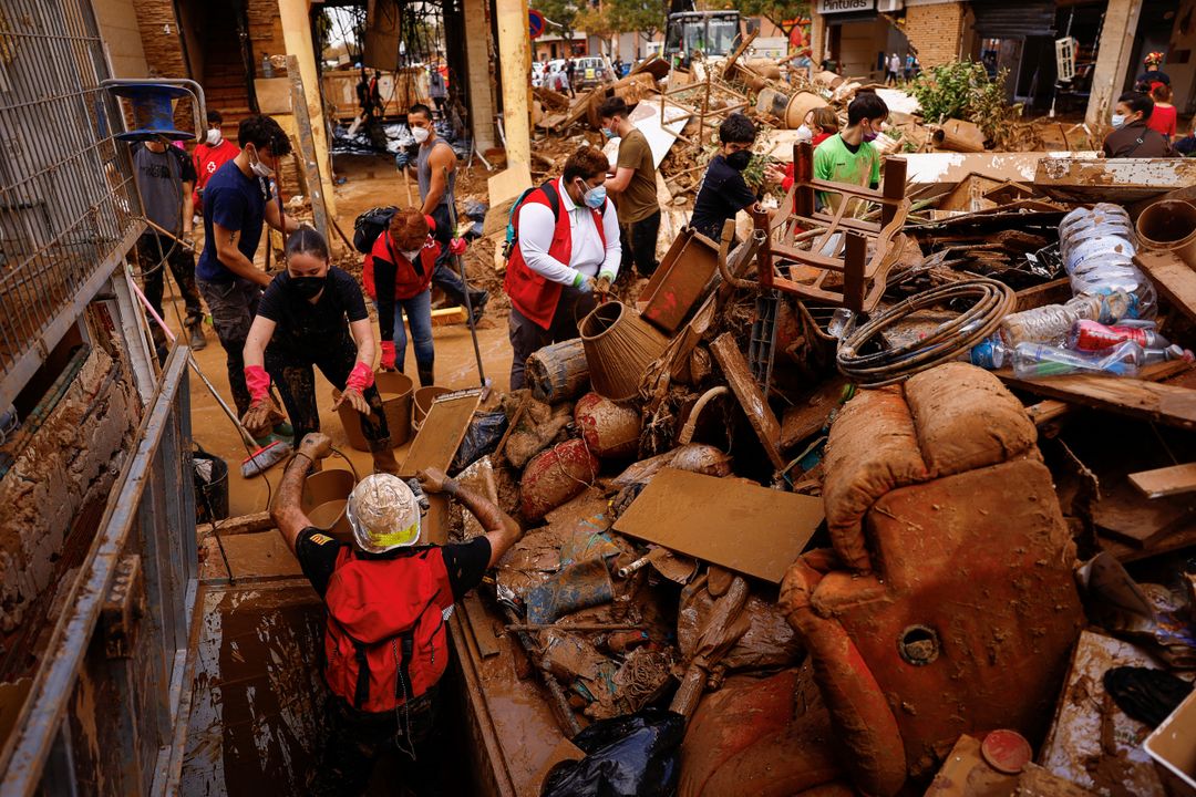 Voluntarios y afectados por la DANA de Valencia