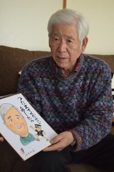 Hiroshi Sugibayashi recalls his childhood, which he says "was exactly like the story of Barefoot Gen," while holding an illustrated paperboard drawn by hibakusha cartoonist Susumu Nishiyama, in Iizuka, Fukuoka Prefecture, on March 6, 2023. (Mainichi/Emi Aoki)