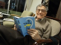 Donald Keene reads a book at his home in Tokyo's Kita Ward, in this photo taken on Oct. 26, 2014. (Provided by the Donald Keene Memorial Foundation) 