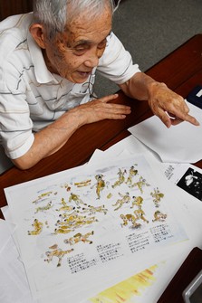 Hiromu Morishita talks about the pictures he used in Oslo while giving testimony about his A-bomb experiences, in Hiroshima's Saeki Ward on June 20, 2024. (Mainichi/Tadashi Kako)