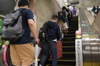  People are seen leaving the right side open for those walking up the escalator, in Nagoya's Naka Ward in October 2023. The sign in the bottom right reads, "Please do not walk." (Mainichi/Shiho Sakai) 