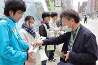 A man, right, makes a donation at a fundraising campaign held by the Ashinaga student fundraising association in front of Sapporo Station in Sapporo, Hokkaido, on April 20, 2024. (Mainichi/Hiroyuki Katano)