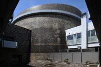 The Gifu Civic Auditorium's main hall looks as if its upper part has been cut off at an angle, as seen in the city of Gifu on May 18, 2022. (Mainichi/Koji Hyodo)