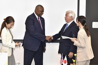 U.S. Defense Secretary Lloyd Austin, second from left, and Japanese Defense Minister Gen Nakatani shake hands in Darwin, the capital of Australia's Northern Territory, on Nov. 17, 2024. (Photo courtesy of the Japanese Defense Ministry/Kyodo)