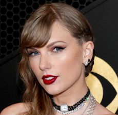 celebrity red lipstick - taylor swift