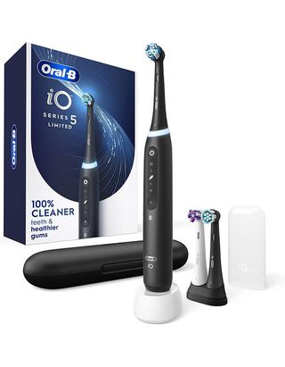 Oral-B Io Deep Clean + Whiten Rechargeable Electric Toothbrush With Visible Pressure Sensor, 2 Minute Timer, 5 Cleaning Settings, 1 Io5 Limited, 3 Toothbrush Heads, Travel Case & Refill Holder, Black