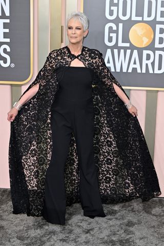 Jaime Lee Curtis red carpet golden globes 2023