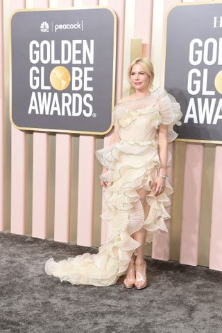 michelle williams golden globes red carpet