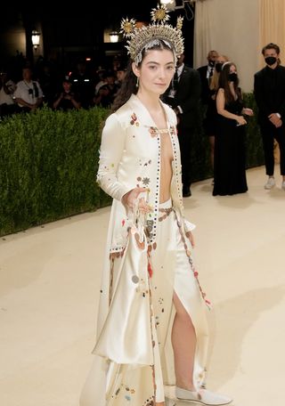 met-gala-red-carpet-looks-2021-295207-1631579591323-image