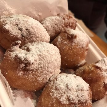 powdered sugar beignet image 3