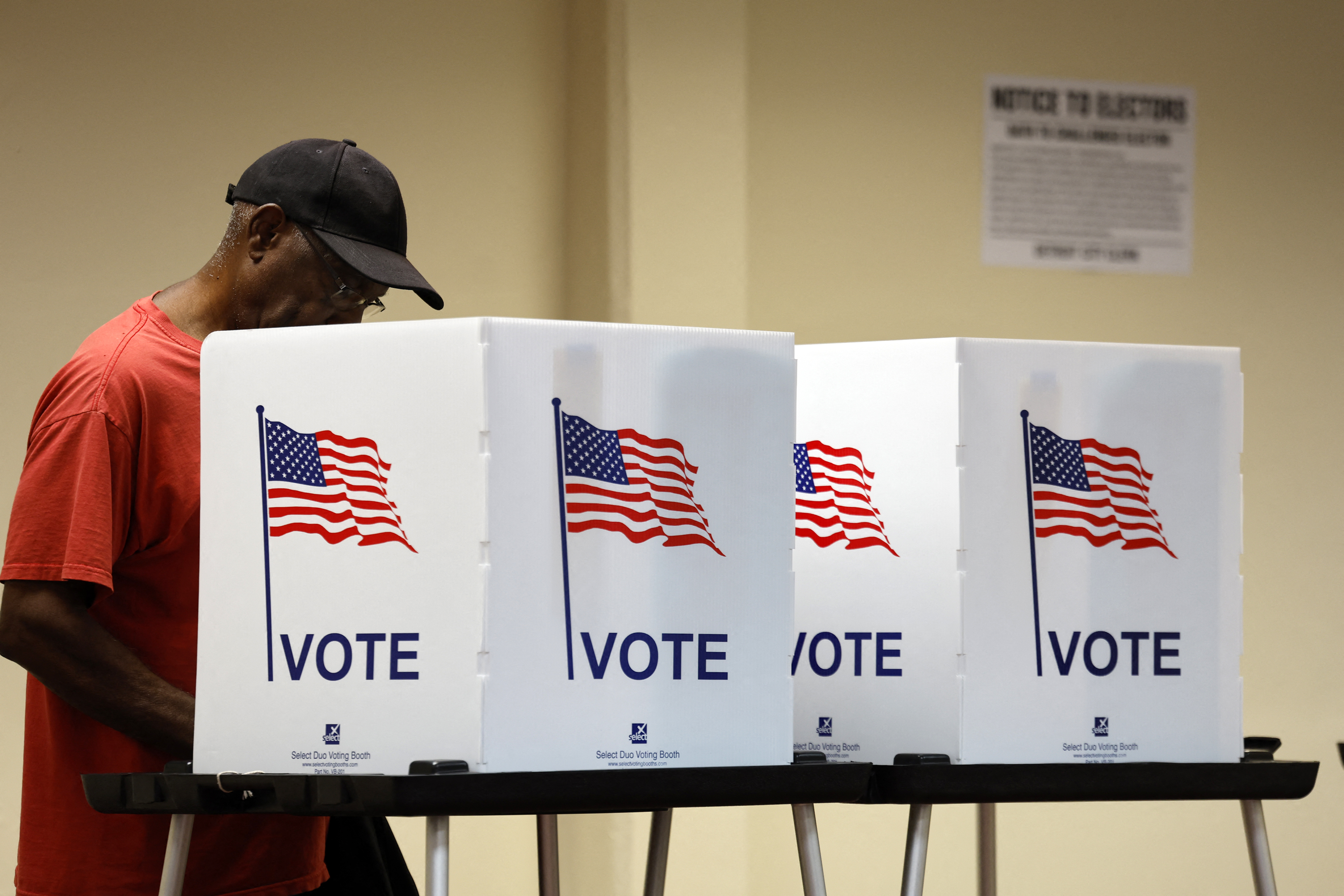 TOPSHOT-US-VOTE-POLITICS-EARLY VOTING