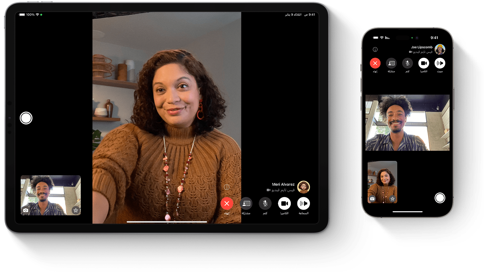 يعرض جهاز iPad وiPhone مكالمات فيس تايم، حيث يتحدث المشاركون مع بعضهم البعض عبر مكالمة الفيديو.