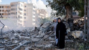 Dos mujeres permanecen junto a la destrucción en el centro de la ciudad de Tiro, luego de un ataque aéreo israelí en la ciudad portuaria del sur del Líbano. Crédito: Ashley Chan/SOPA Imágenes/Sipa/AP.