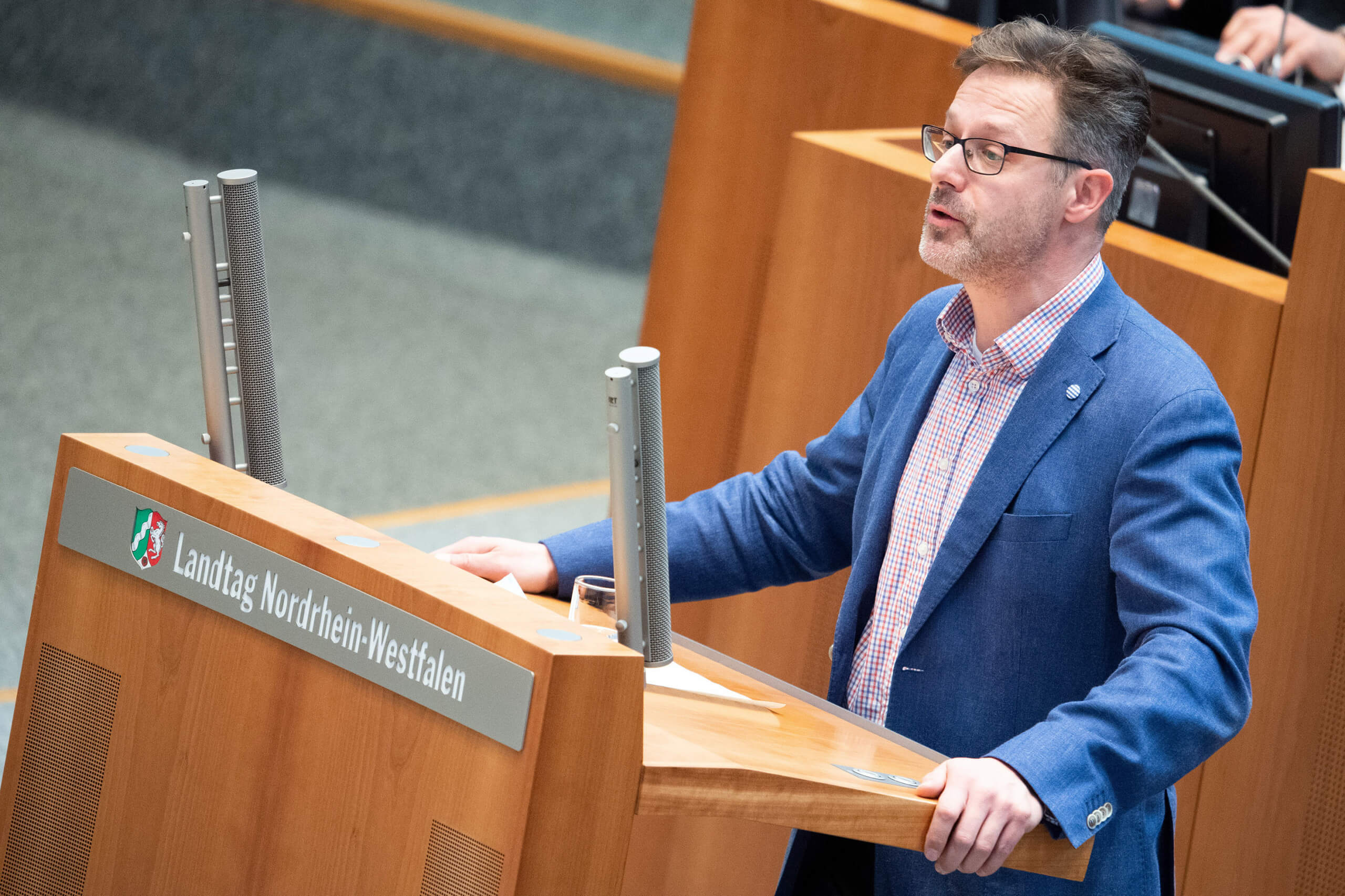 Marcus Pretzell steht am Rednerpult im nordrhein-westfälischen Landtag