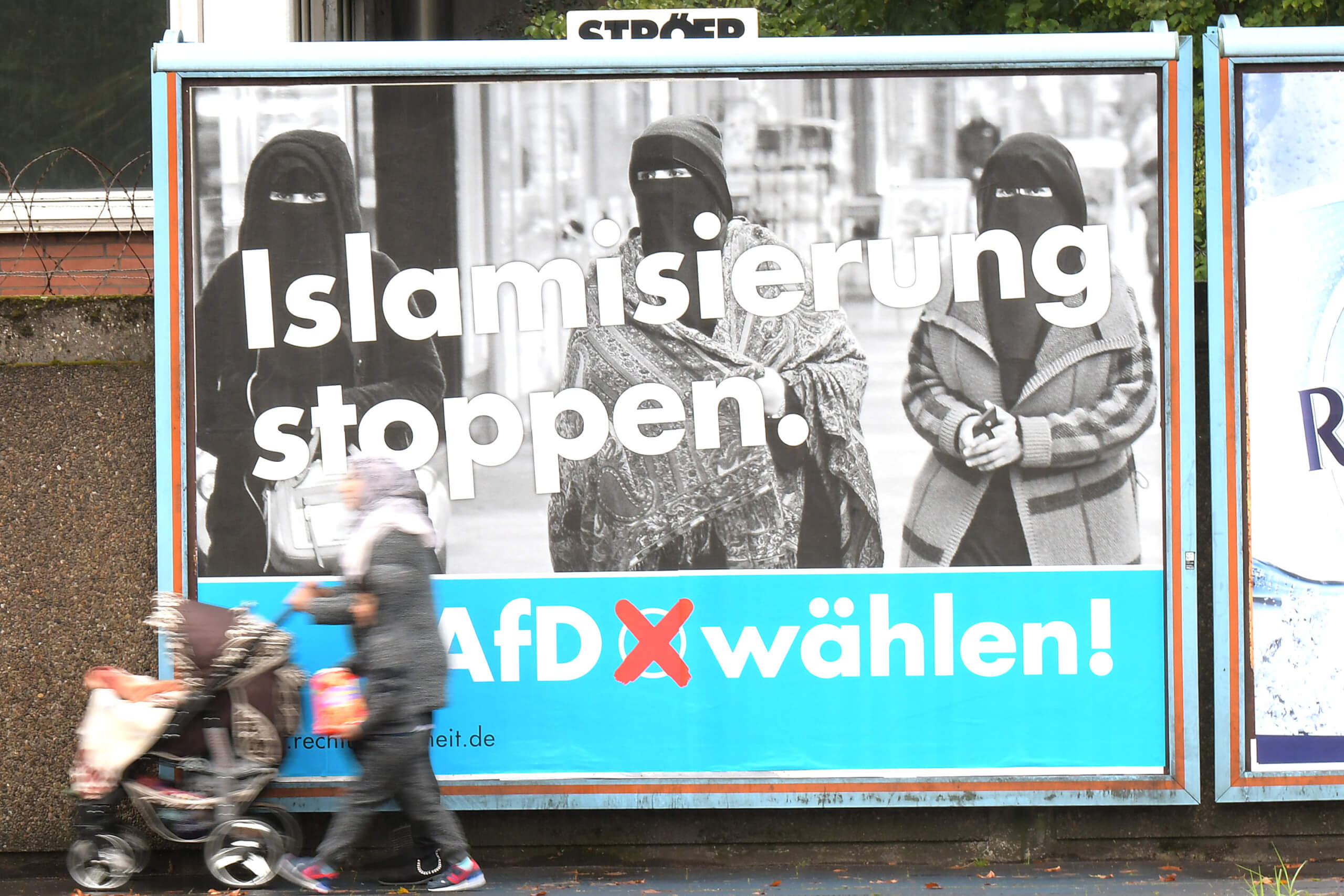 Ein Plakat, das zur Wahl der AfD aufruft