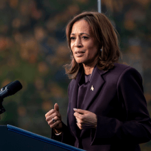 Kamala Harris steht an einem Rednerpult.