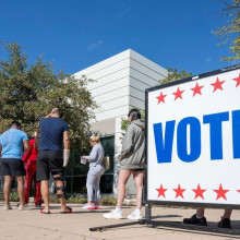 Menschen warten am 5. November 2024 in der Schlange vor einem Wahllokal in Austin Texas