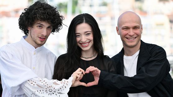 (FromL) US actor Mark Eydelshteyn, Russian actor Masha Zhak and Yuriy Borisov pose during a photocall for the film "Anora" at the 77th edition of the Cannes Film Festival in Cannes, southern France, on May 22, 2024. (Photo by CHRISTOPHE SIMON / AFP) © CHRISTOPHE SIMON / AFP