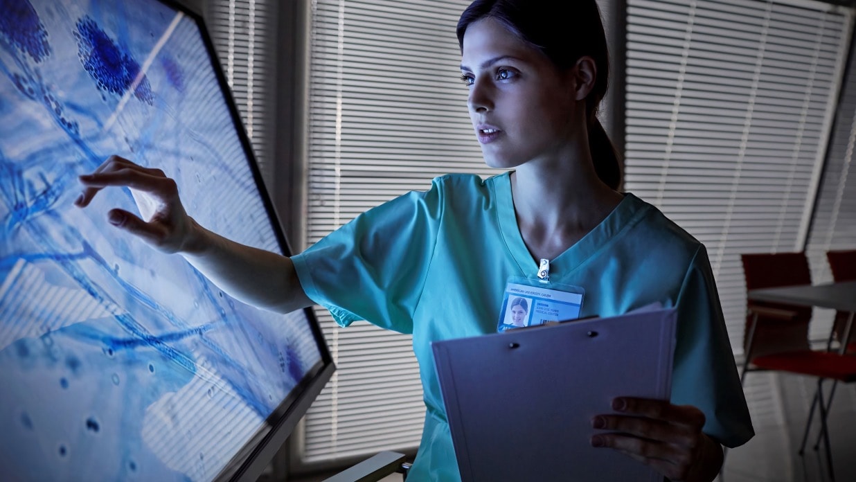 A girl taps on the screen for AI video recognition.