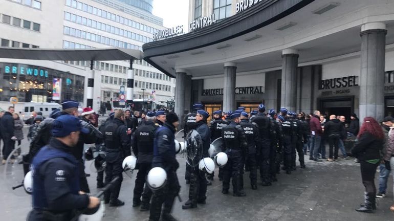 Les manifestants pour la "marche contre Marrakech" se rassemblent gare centrale