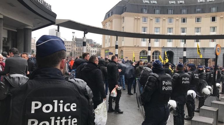 Les manifestants pour la "marche contre Marrakech" se rassemblent gare centrale