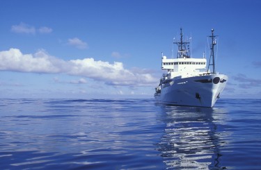 Washington research ship R/V Thomas G. Thompson in North Pacific Ocean ~200 miles west of the Washington Coast Photo by Paul Saunders | Worldfoto