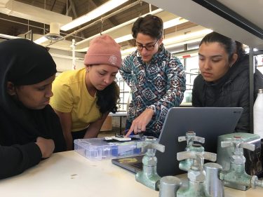 GEODUC students and their instructor work together at the Friday Harbor Laboratories. GEODUC, a collaboration between Marine Biology and the School of Oceanography, is a unique, immersive experience for incoming transfer students in the marine geosciences.