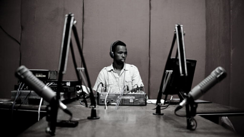 reconstitution théâtrale de La radio Les Mille Collines durant le génocide du Rwanda 