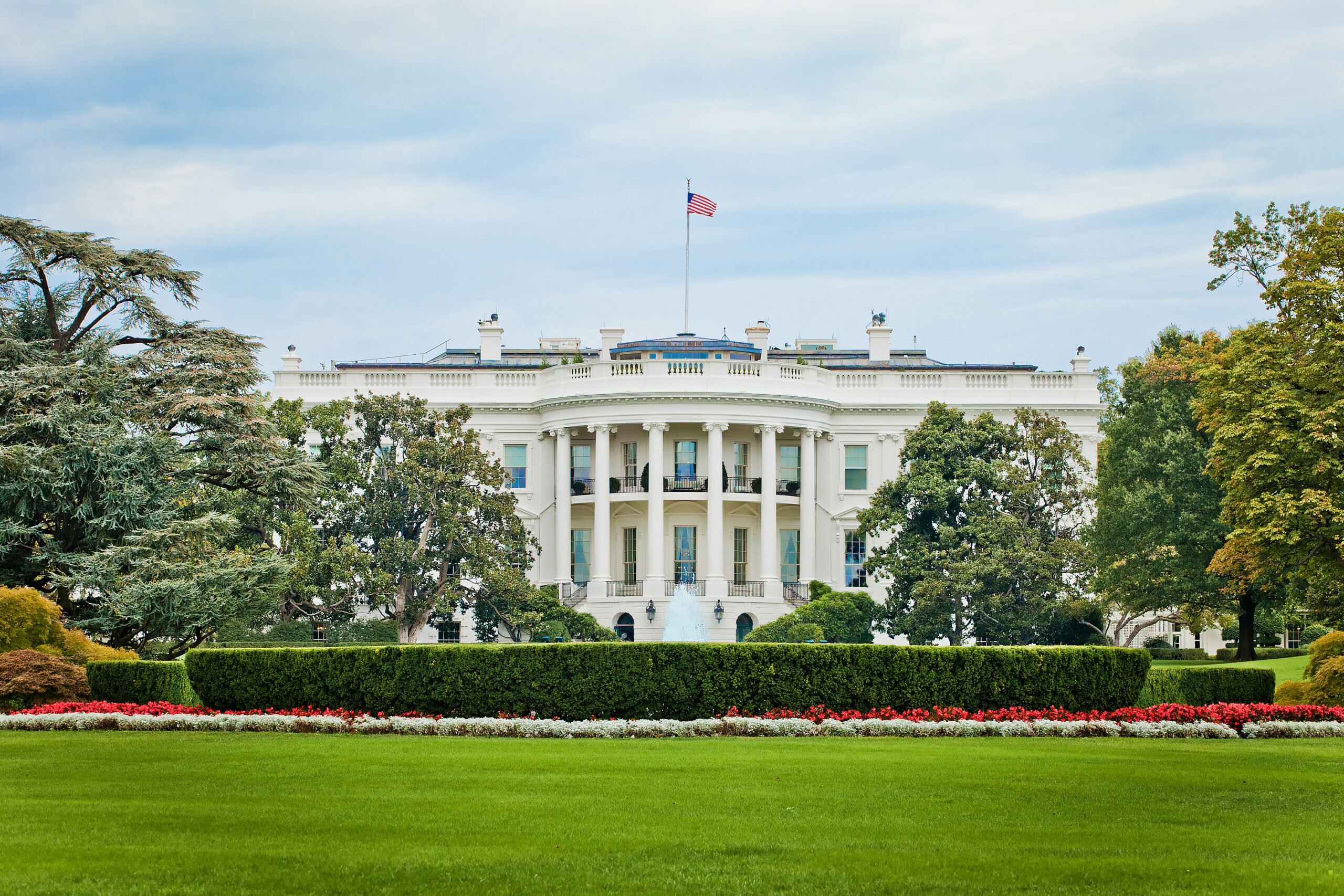 the,white,house,,washington,dc,in,sunny,summer,day,nobody