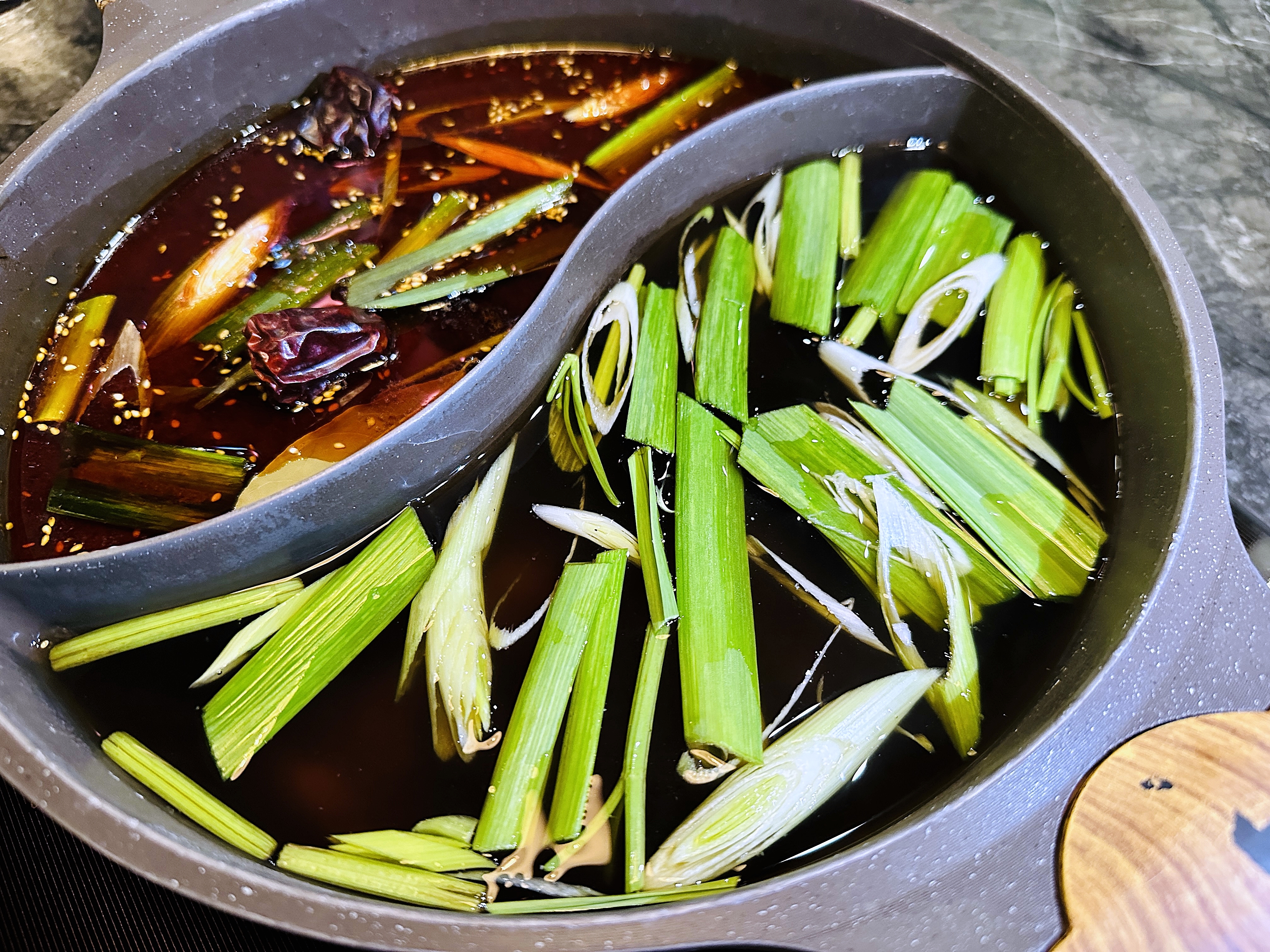 松江南京麻辣火鍋【石‧撈麻辣鴛鴦鍋】｜和牛火鍋吃到飽，生啤酒