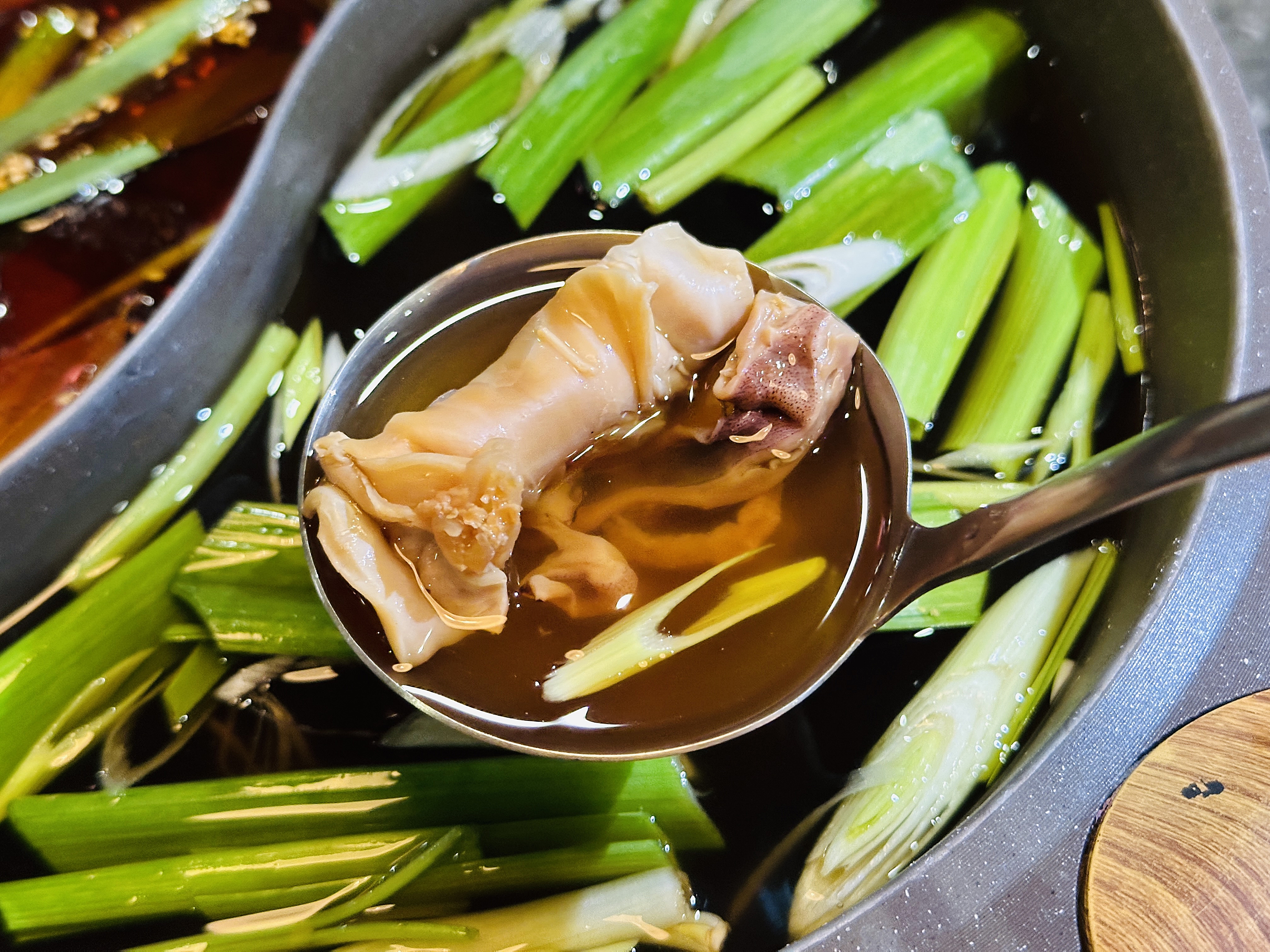 松江南京麻辣火鍋【石‧撈麻辣鴛鴦鍋】｜和牛火鍋吃到飽，生啤酒