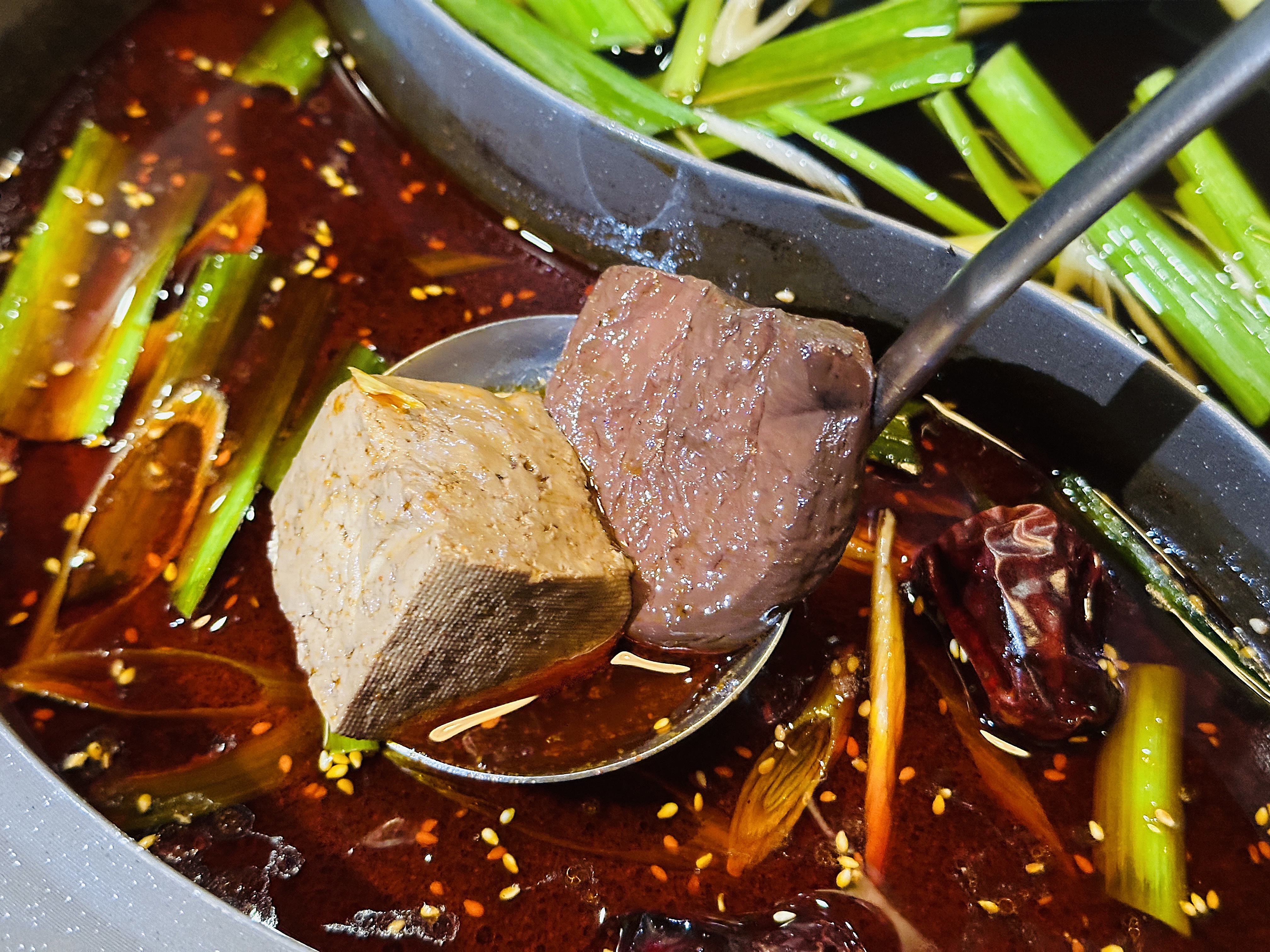 松江南京麻辣火鍋【石‧撈麻辣鴛鴦鍋】｜和牛火鍋吃到飽，生啤酒