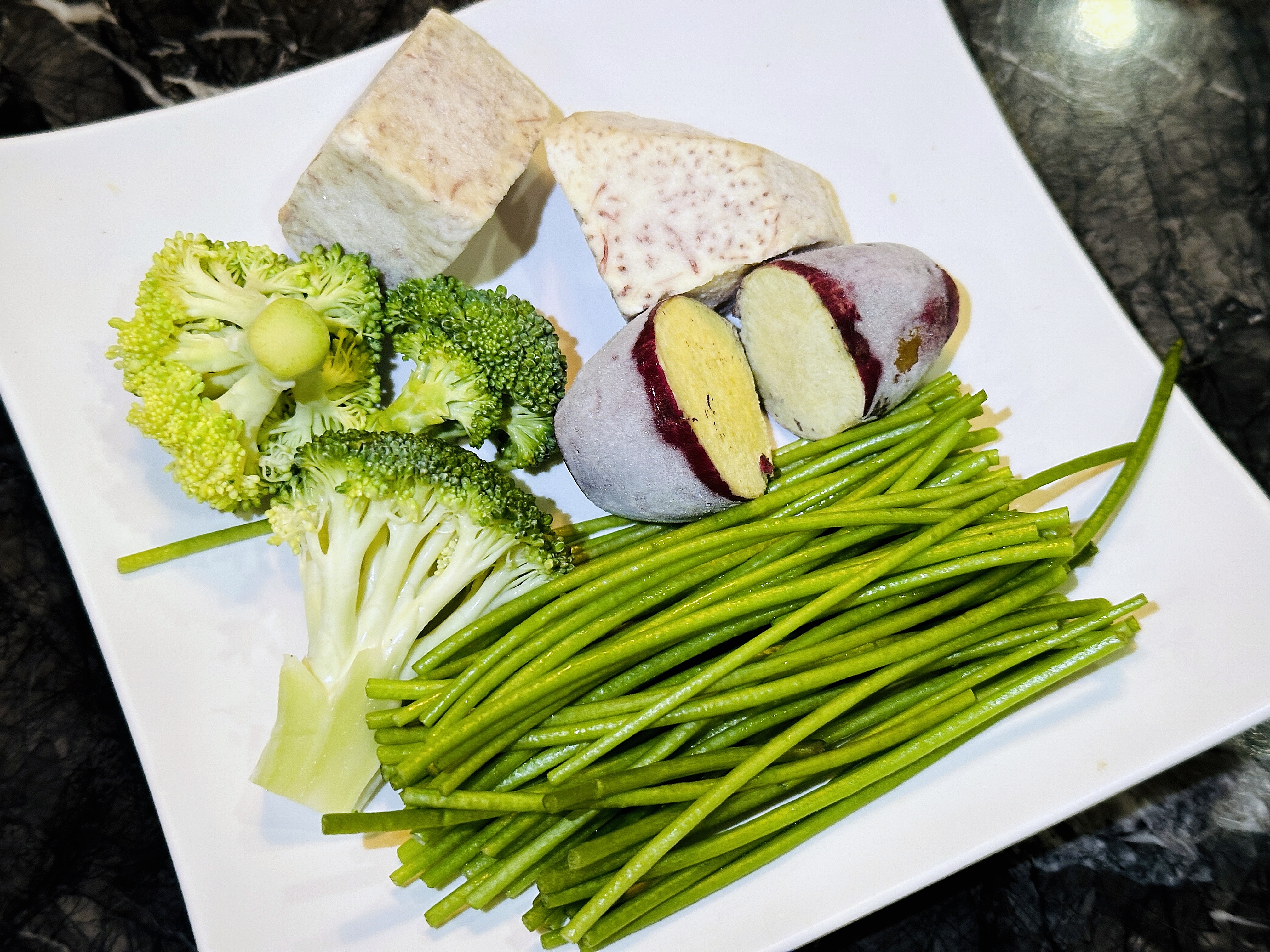 松江南京麻辣火鍋【石‧撈麻辣鴛鴦鍋】｜和牛火鍋吃到飽，生啤酒