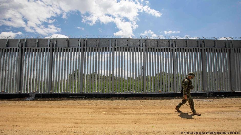 Greece is getting closer to finishing its own border fortification with Turkey – though the plan has also been seen as controversial by human rights groups | Photo: Nicolas Economou / NurPhoto / picture alliance