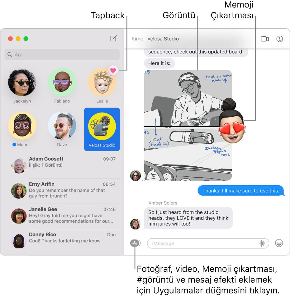 Soldaki kenar çubuğunda çeşitli yazışmaların listelendiği Mesajlar penceresi ve sağda görüntülenen bir sohbet dökümü. Birkaç öğe vurgulanıyor: Solda iğnelenmiş bir yazışmanın üst tarafındaki bir Tapback ve sağda sohbet dökümündeki bir görüntü ve Memoji çıkartması. Fotoğraflar, Memoji çıkartmaları, #görüntüler ve mesaj efektleri eklemek için pencerenin en altındaki Uygulamalar düğmesini tıklayın.
